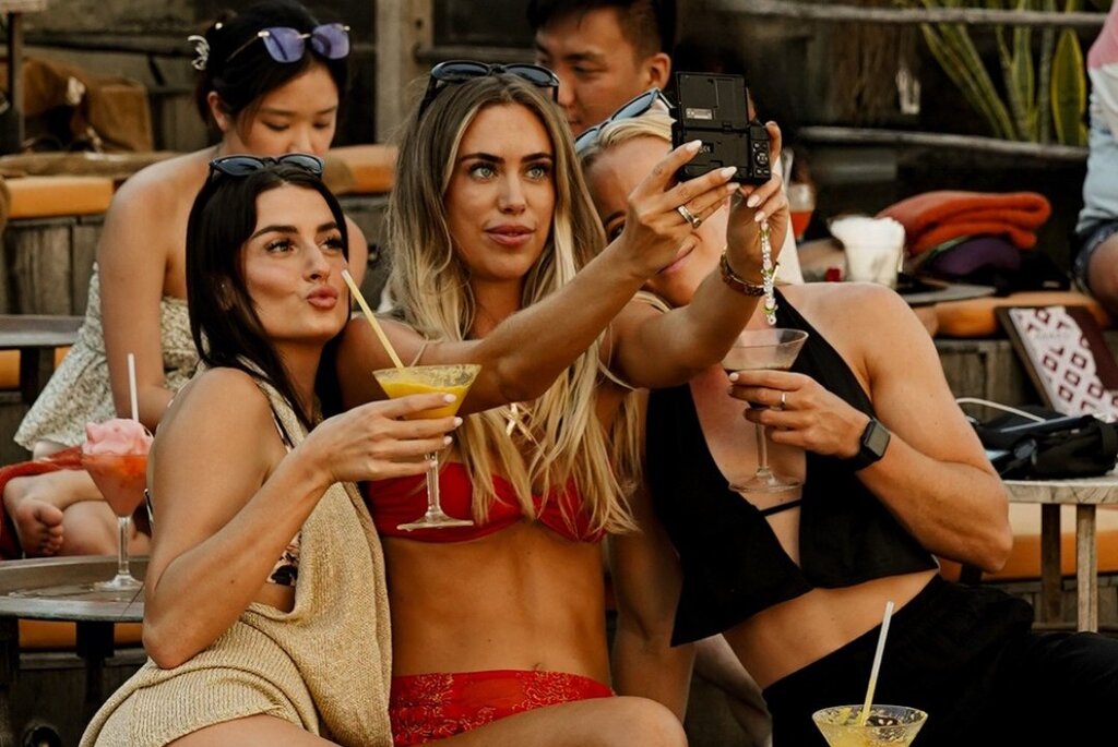 mari beach club vip table